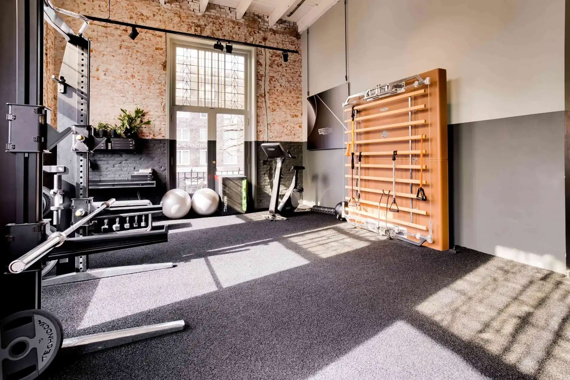 Privates Gym mit Boden aus Gummigranulat